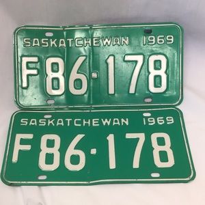 Licence plates Saskatchewan 1969 authentic matched pair metal beat up and bent